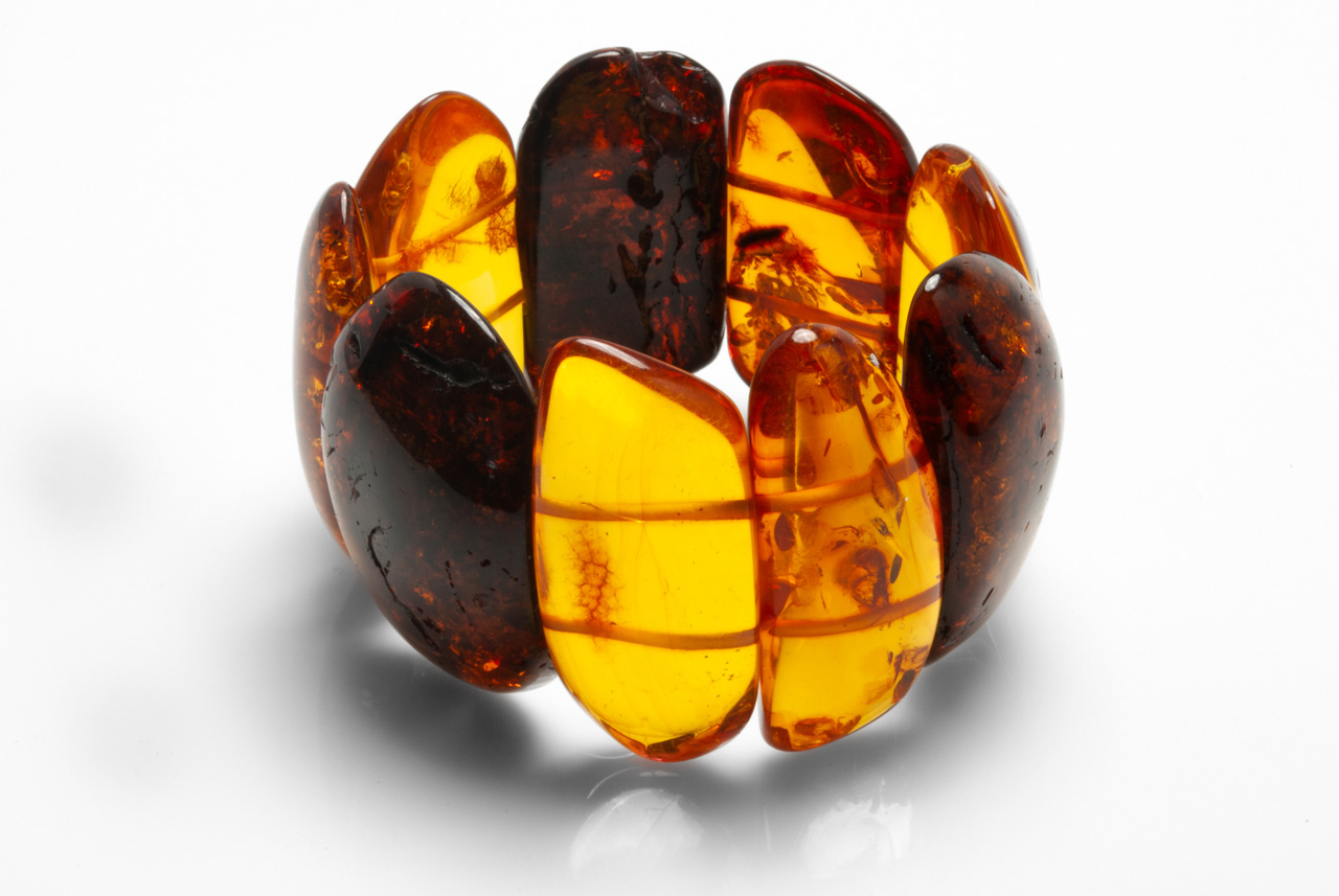 Bracciale in Ambra Baltica natura con grandi elementi di forma di piastrale